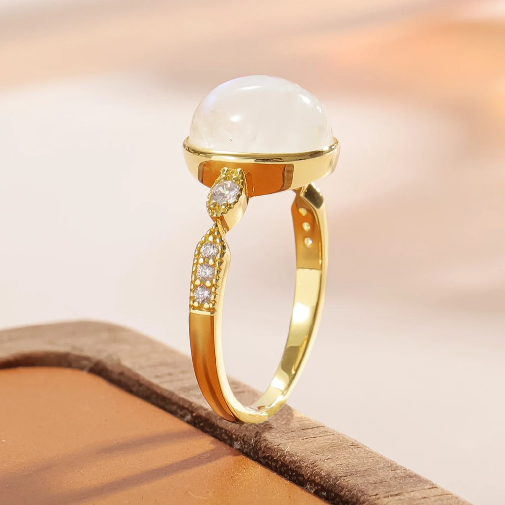 Großer Mondsteinring mit einem riesigen Mondstein und CZ Cocktailring Geburtssteinring | Shop Nory