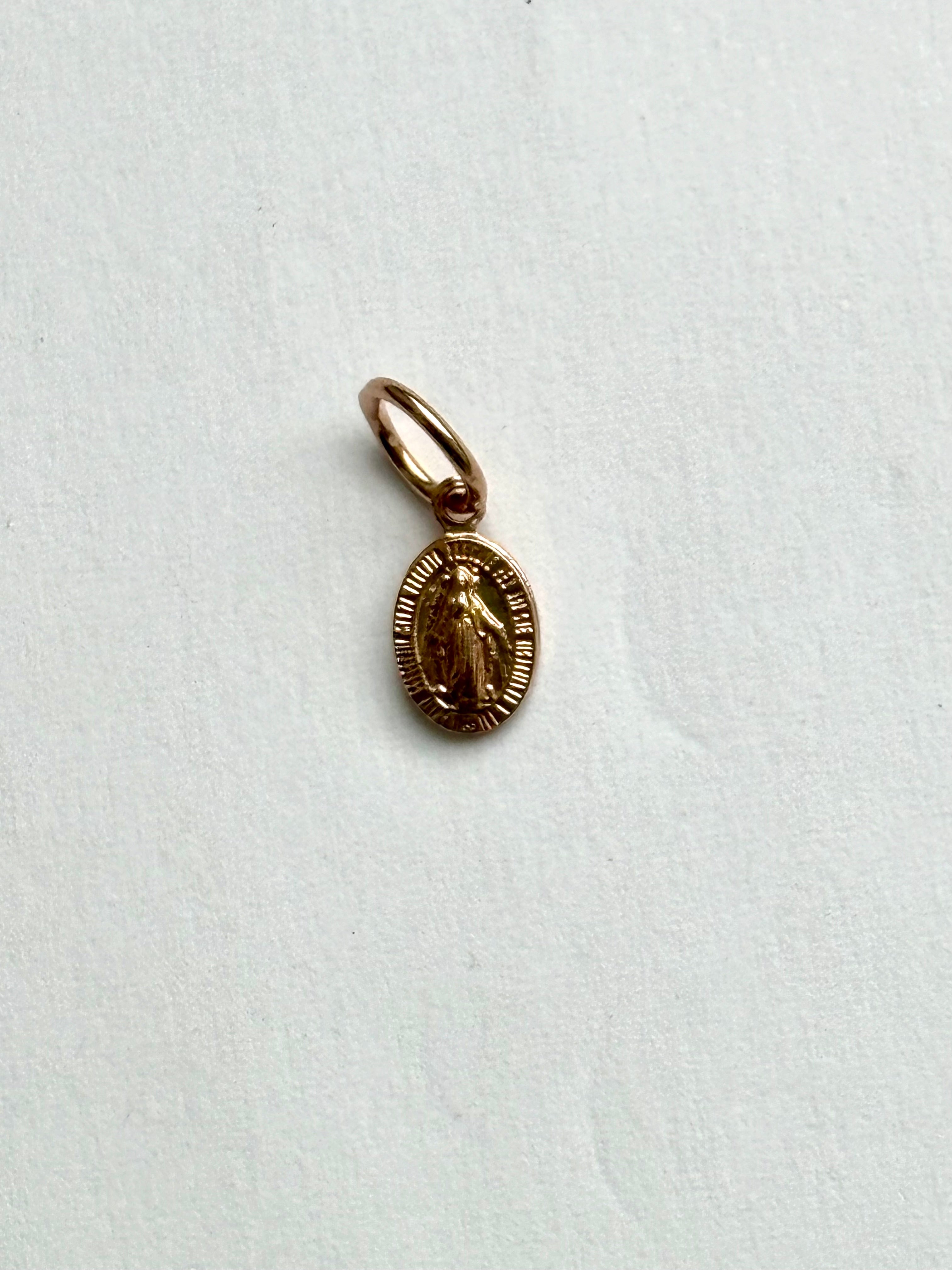 Anhänger mit Madonna Gravur Schrift Rosévergoldet, Amulett Jungfrau Maria | Shop Nory