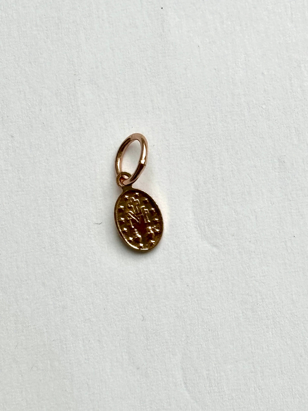 Anhänger mit Madonna Gravur Schrift Rosévergoldet, Amulett Jungfrau Maria | Shop Nory