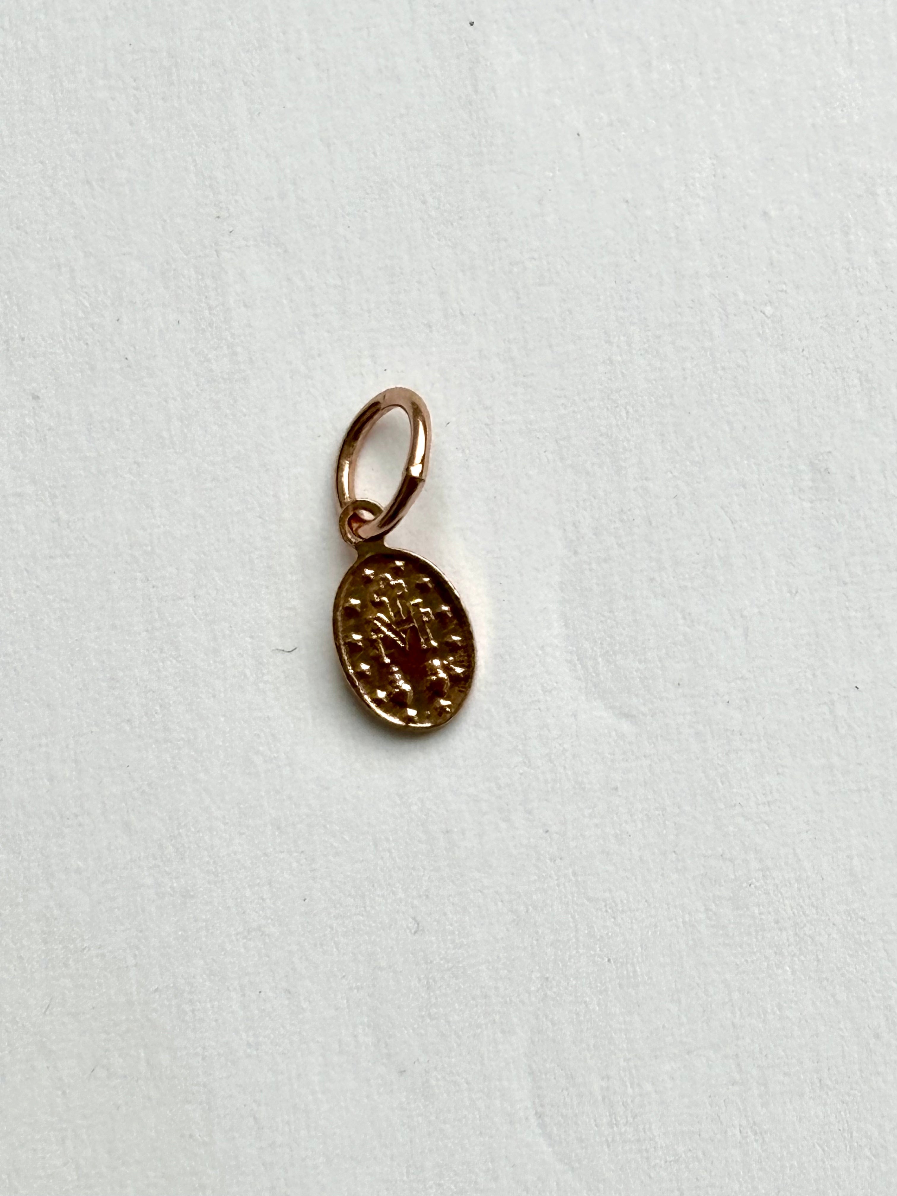 Anhänger mit Madonna Gravur Schrift Rosévergoldet, Amulett Jungfrau Maria | Shop Nory