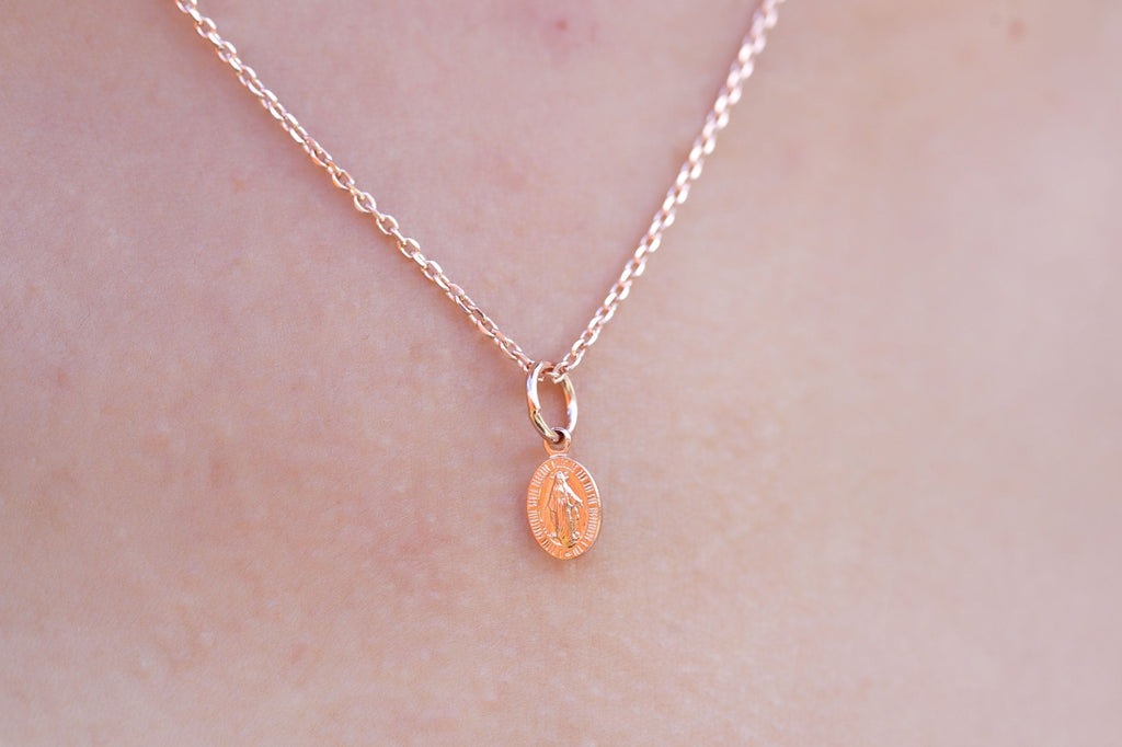 Anhänger mit Madonna Gravur Schrift Rosévergoldet, Amulett Jungfrau Maria | Shop Nory