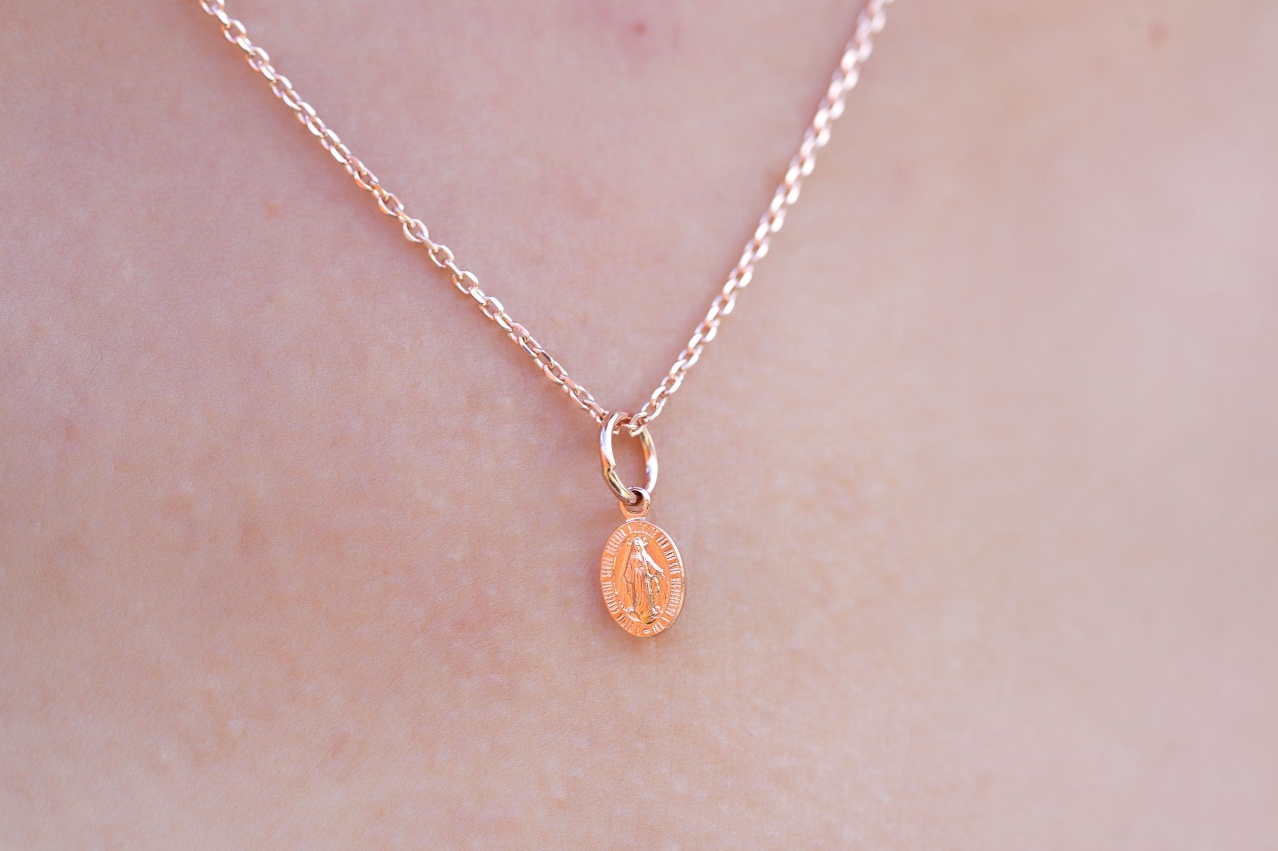 Anhänger mit Madonna Gravur Schrift Rosévergoldet, Amulett Jungfrau Maria | Shop Nory