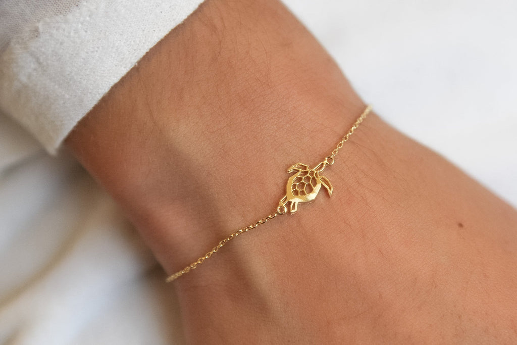 Filigrane Armband mit goldfarbener Schildkröte – zart und symbolisch | Shop Nory
