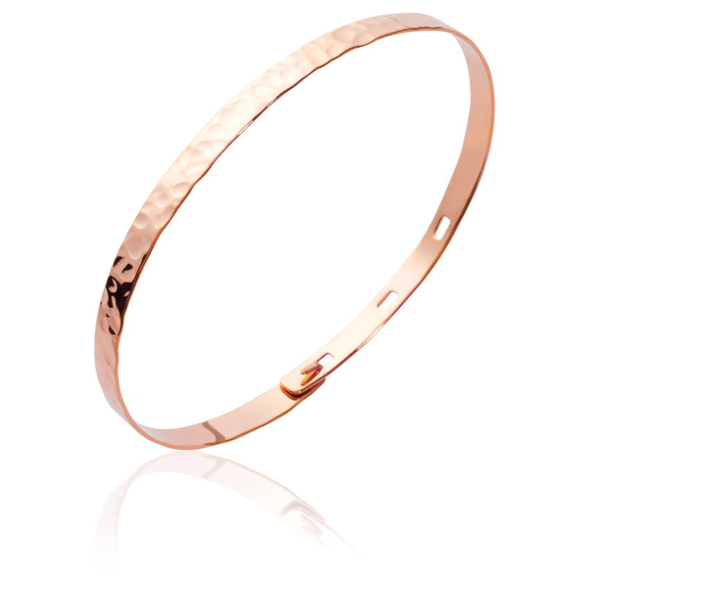 Rosévergoldeter Armreif mit gehämmertem Design – zeitlose Eleganz | Shop Nory