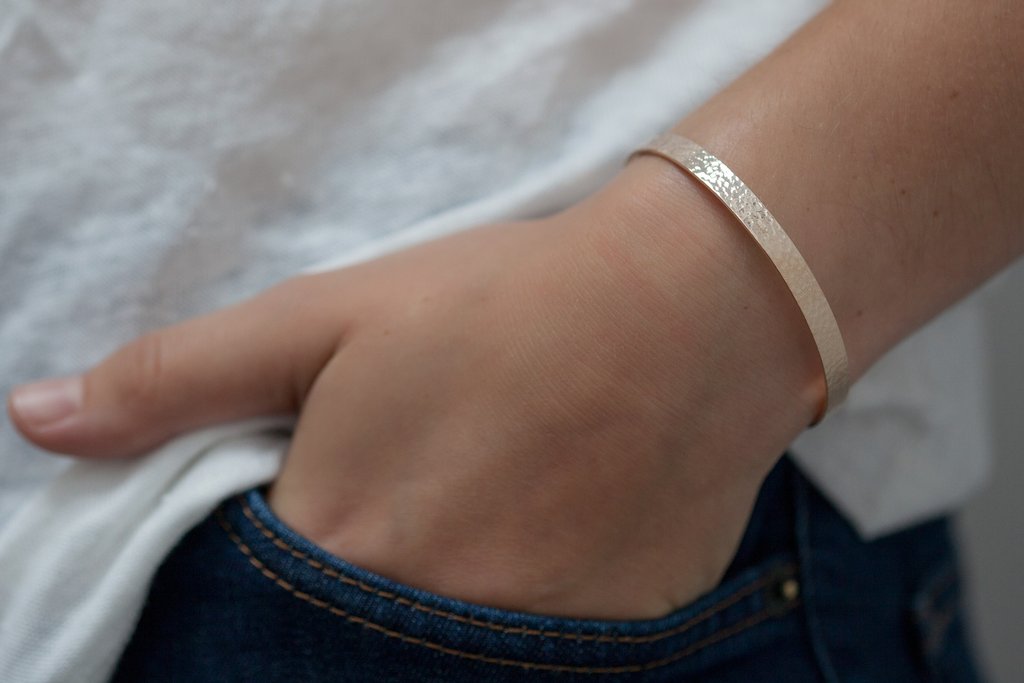 Armreif vergoldet und gehämmert | Shop Nory