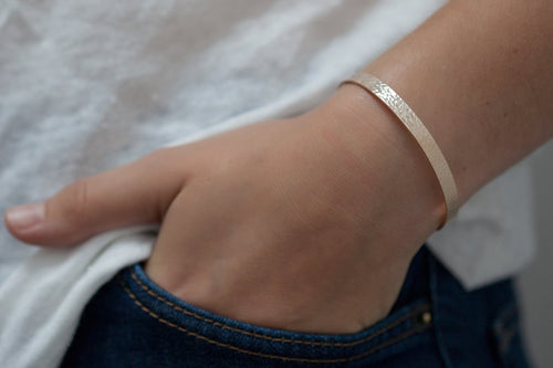 Armreif vergoldet und gehämmert | Shop Nory