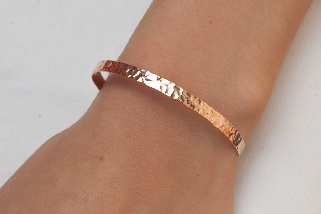 Rosévergoldeter Armreif mit gehämmertem Design – zeitlose Eleganz | Shop Nory