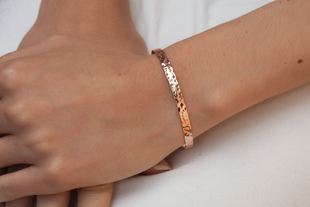 Rosévergoldeter Armreif mit gehämmertem Design – zeitlose Eleganz | Shop Nory