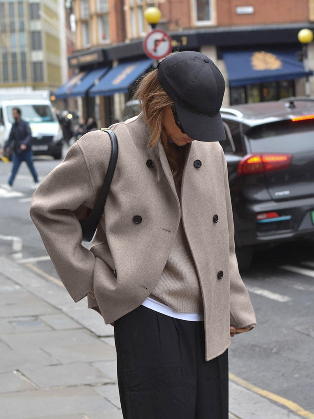ShopNory | Damenjacke – Kurze Wolljacke in Beige mit Stehkragen & Knopfverschluss