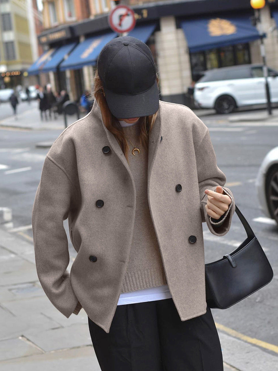 ShopNory | Damenjacke – Kurze Wolljacke in Beige mit Stehkragen & Knopfverschluss