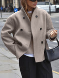 ShopNory | Damenjacke – Kurze Wolljacke in Beige mit Stehkragen & Knopfverschluss