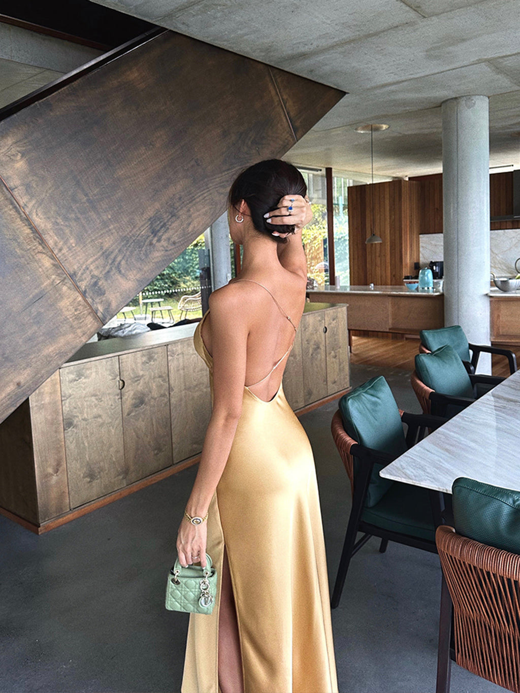 Satinrückenfreies Maxikleid mit Schlitz