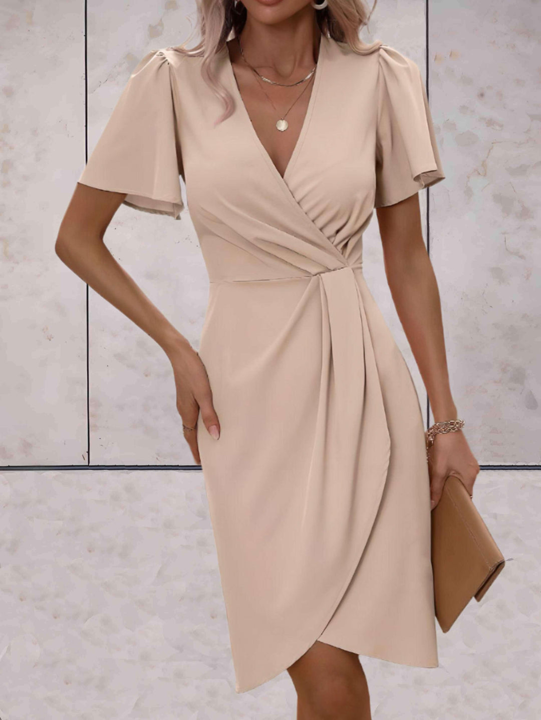 Figurbetontes Damenkleid mit ausgestellten Ärmeln