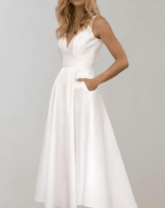 Weißes Minimalistisches Brautkleid Mit Tiefem V-Ausschnitt Und Taschen
