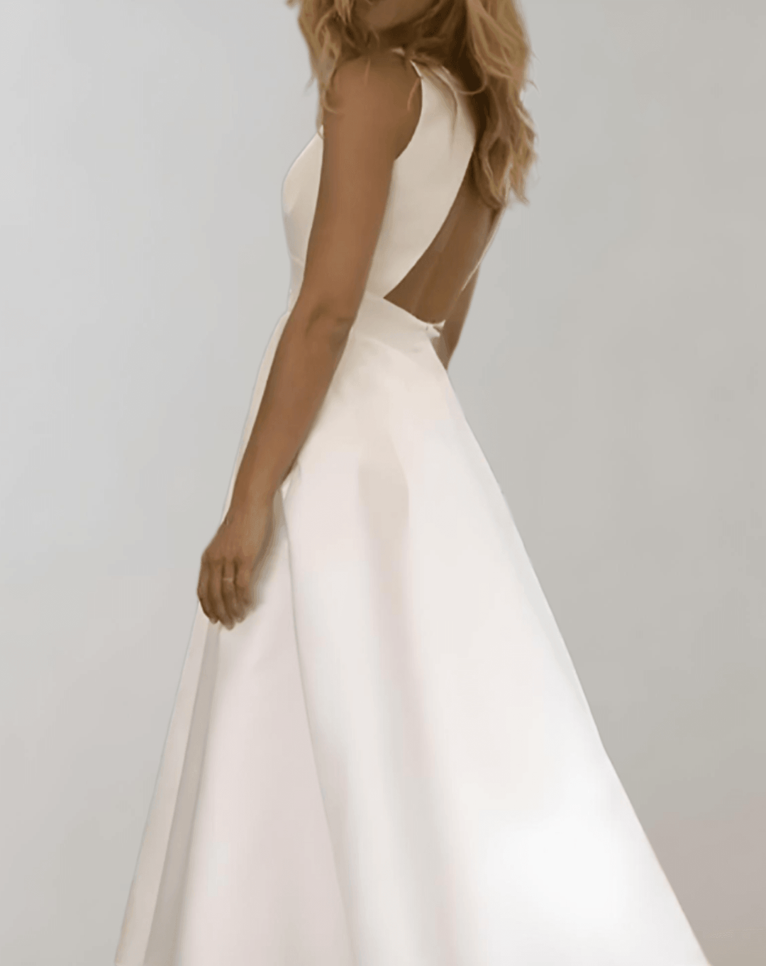 Weißes Minimalistisches Brautkleid Mit Tiefem V-Ausschnitt Und Taschen
