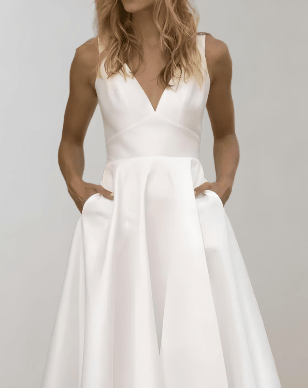 Weißes Minimalistisches Brautkleid Mit Tiefem V-Ausschnitt Und Taschen