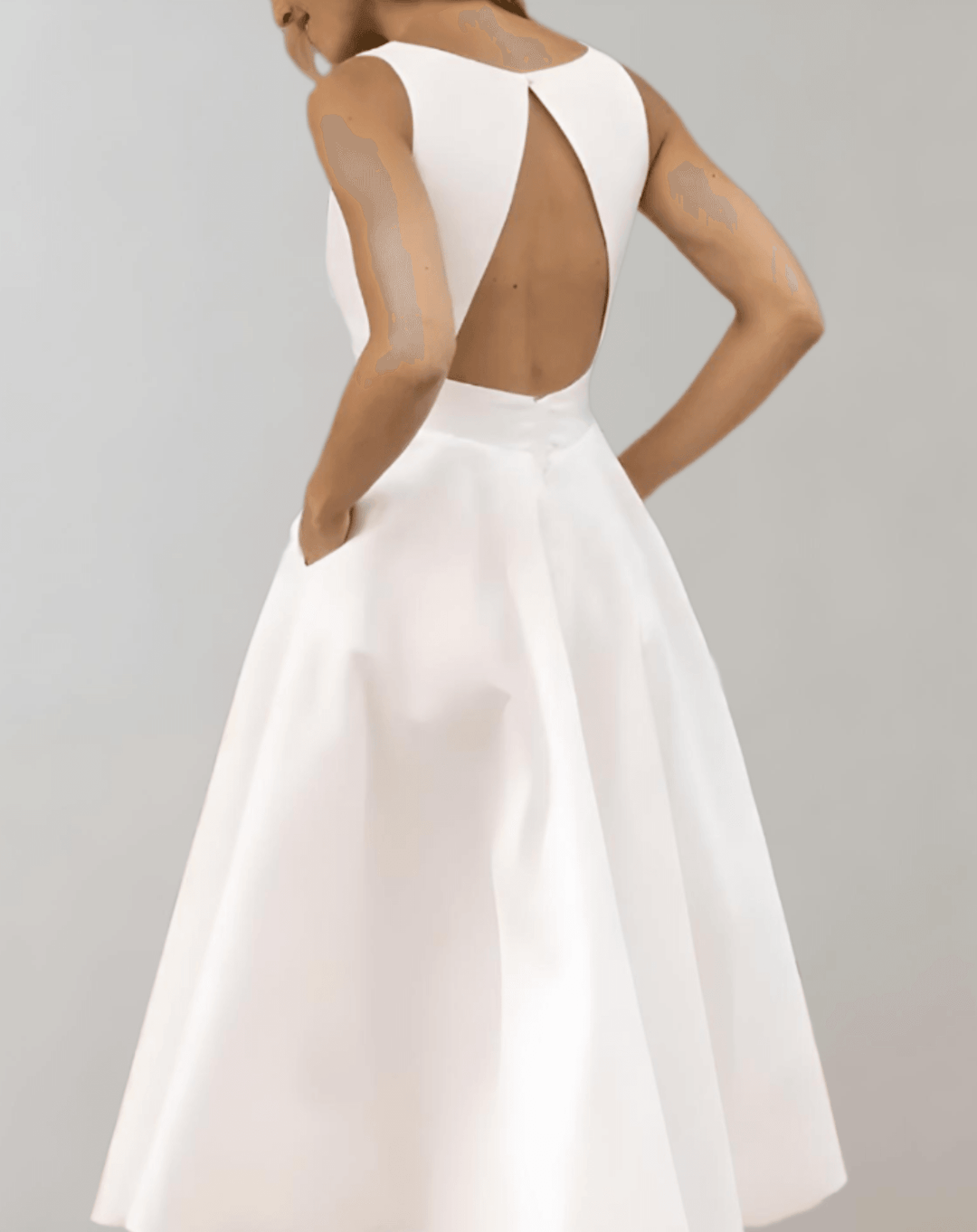 Weißes Minimalistisches Brautkleid Mit Tiefem V-Ausschnitt Und Taschen