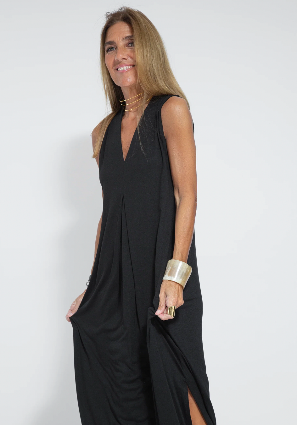 Set aus langem schlankmachenden Kleid und Weste