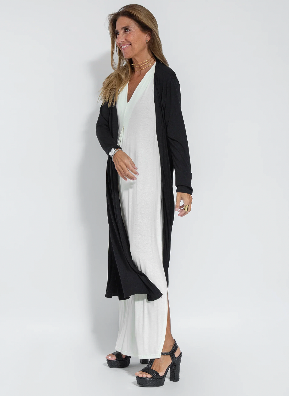 Set aus langem schlankmachenden Kleid und Weste