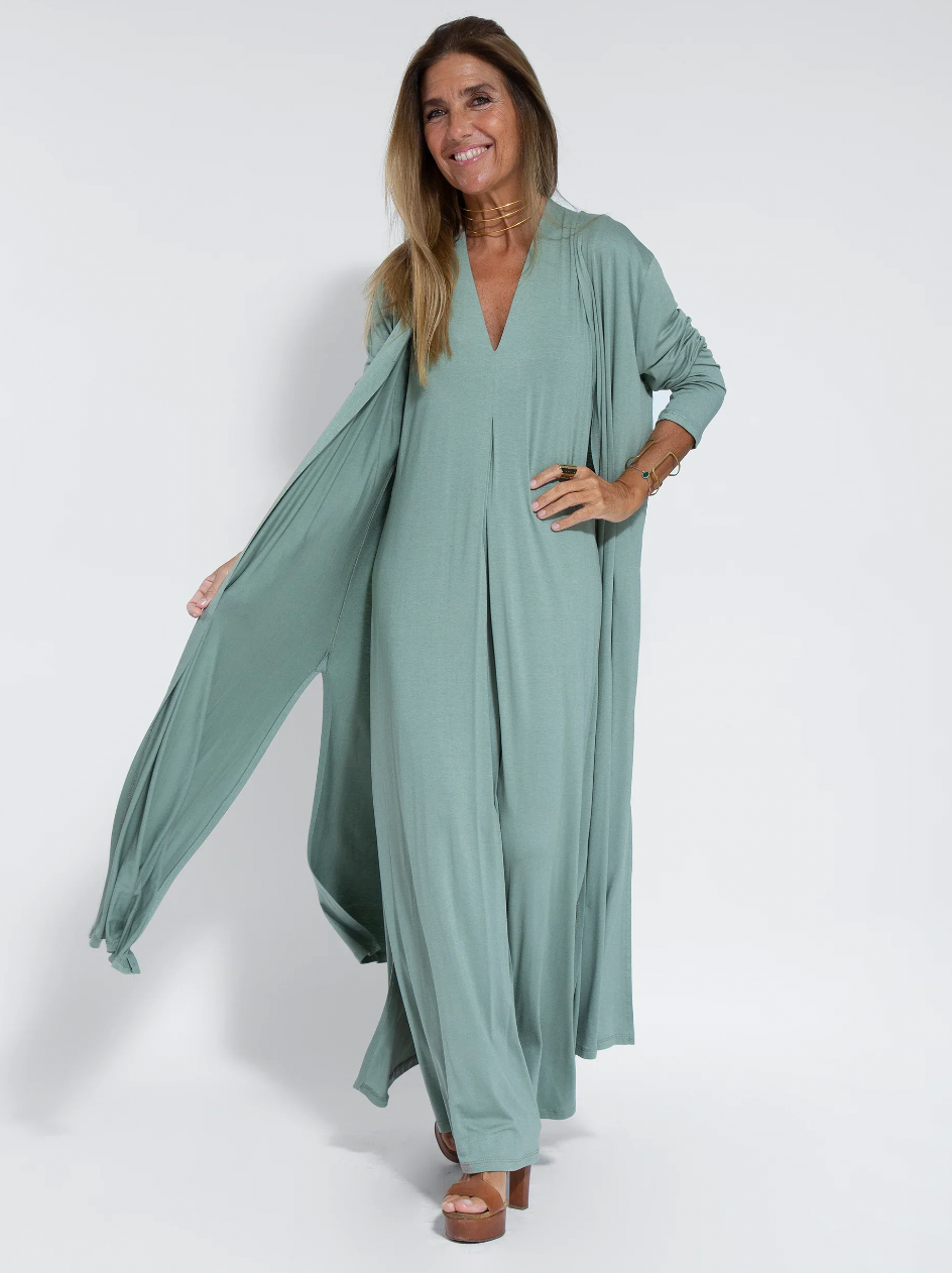 Ensemble Bestehend Aus Einem Langen, Figurformenden Kleid und Einer Weste