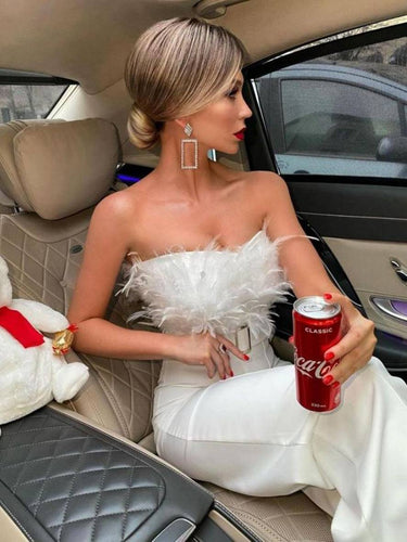 Kombination Tube mit Gerader Beinform Bustier mit Federn Elegante Frau Weiß