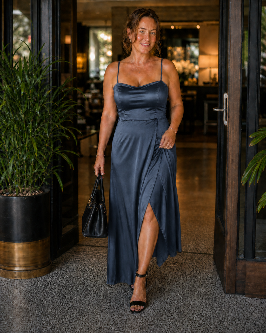 Elegantes Damen-Kleid mit fließendem Schnitt | ShopNory