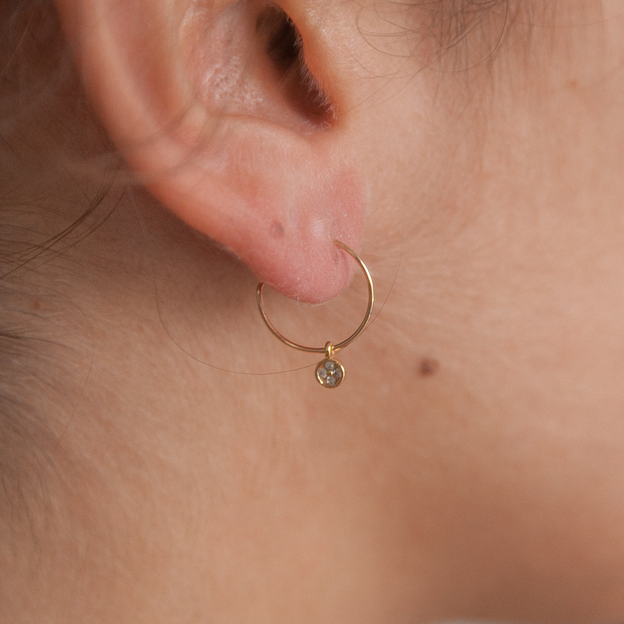 Ohrringe Creolen Hänger Rund Zirkonia Anhänger - Damen Creolen mit Steinen Vergoldet | Shop Nory