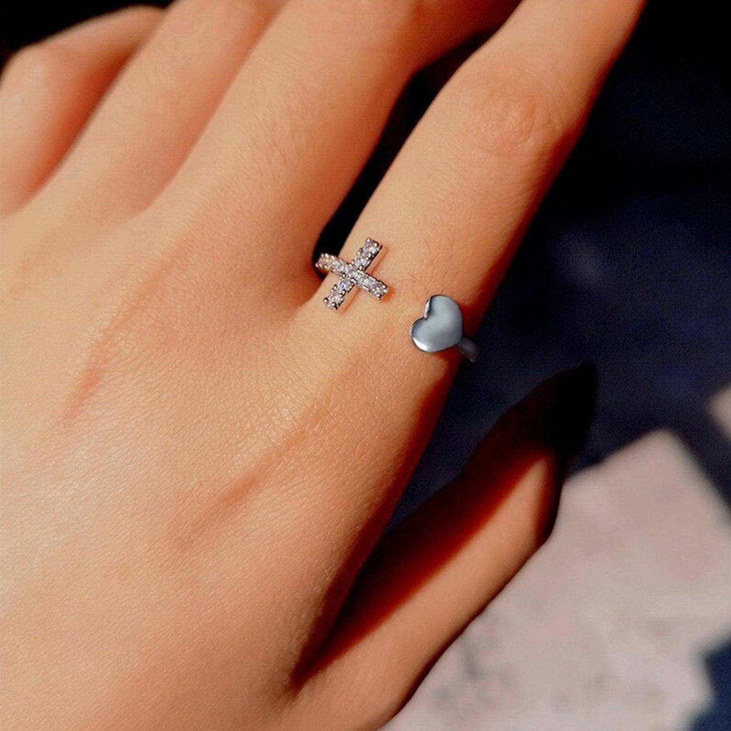 Silberfarbener Zirkon Liebe-Glaube Ring | Shop Nory
