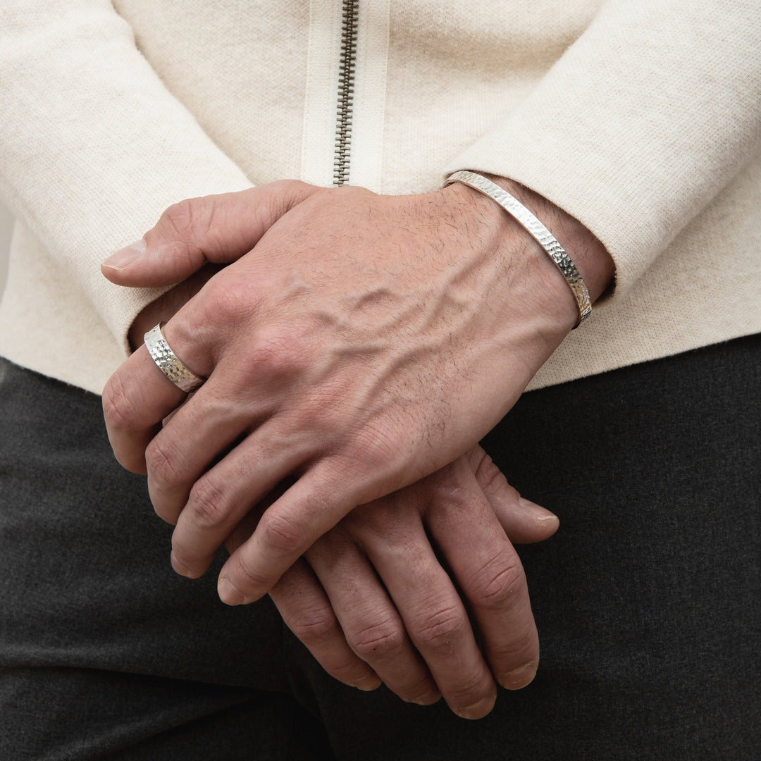 Schlankes Silberarmband mit Gehämmertem Muster für Herren