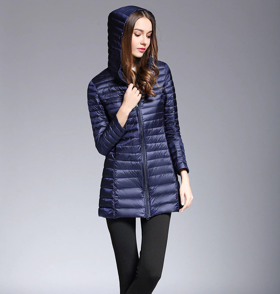 Lange Daunenjacke mit Kapuze "Praktische Leichtigkeit"