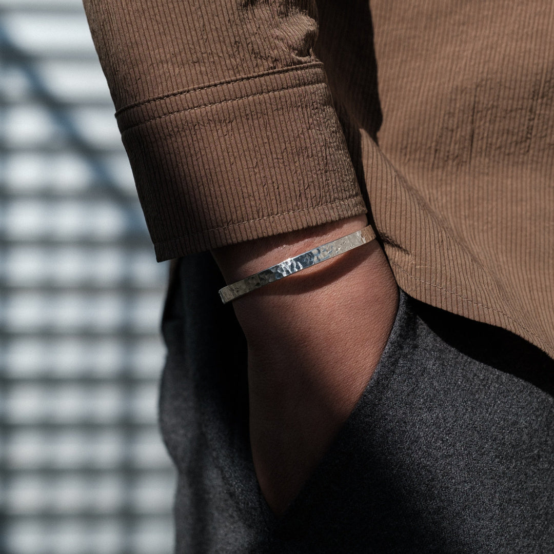 Schlankes Silberarmband mit Gehämmertem Muster für Herren