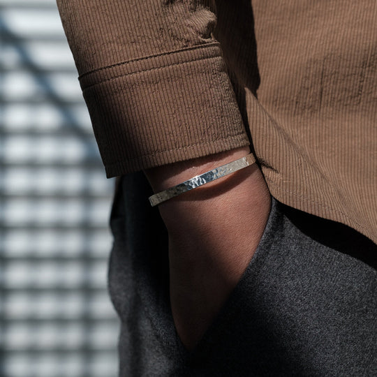 Schlankes Silberarmband mit Gehämmertem Muster für Herren