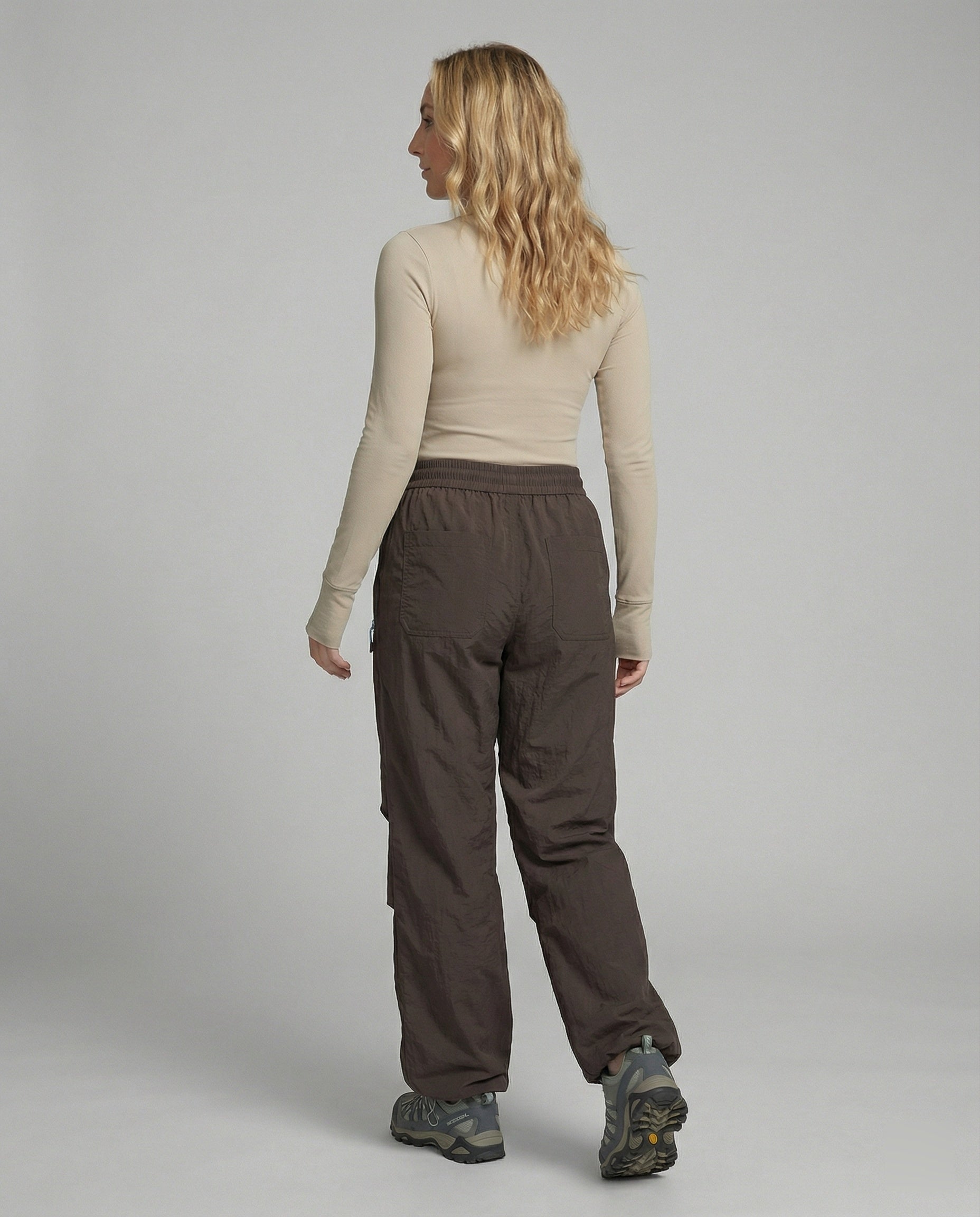 Lockere Trekkinghose mit wasserabweisender schnell trocknender Beschichtung elastischem Tunnelzugbund und Reißverschlusstaschen