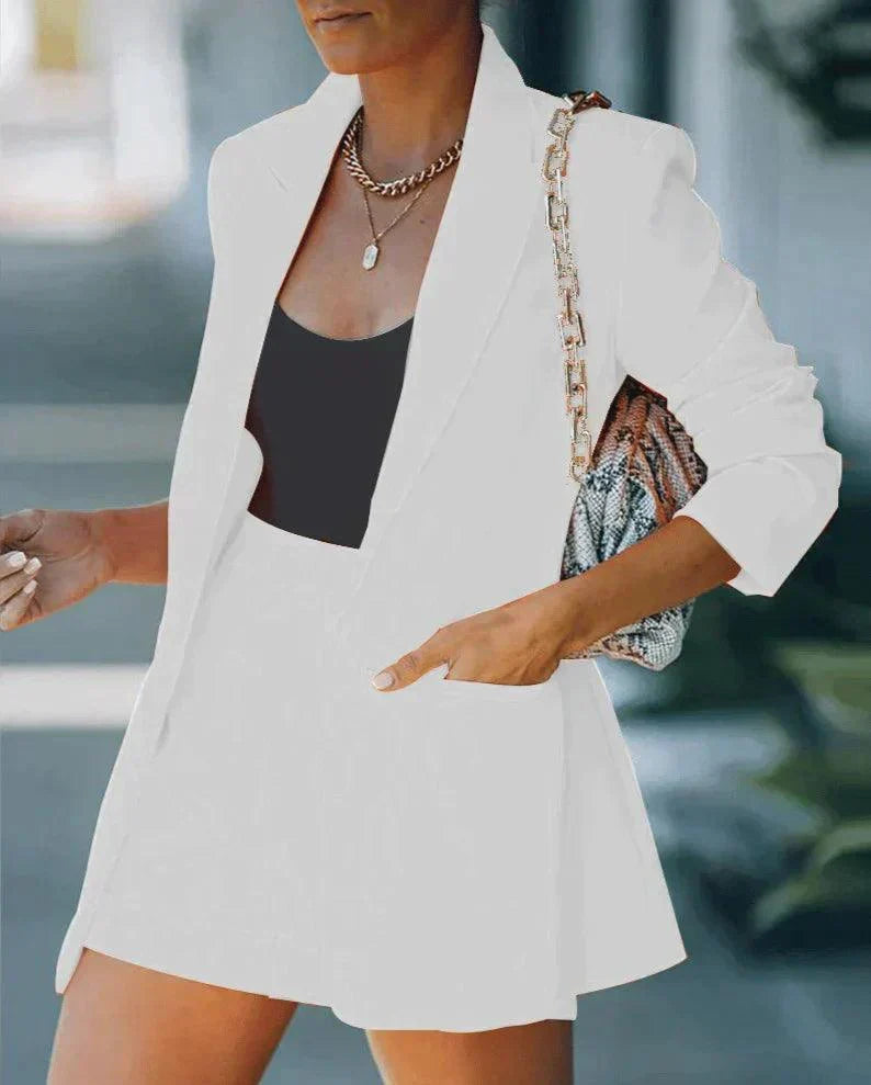 Stilvolles Set Bestehend Aus Edlem Blazer Und Lässigen Shorts
