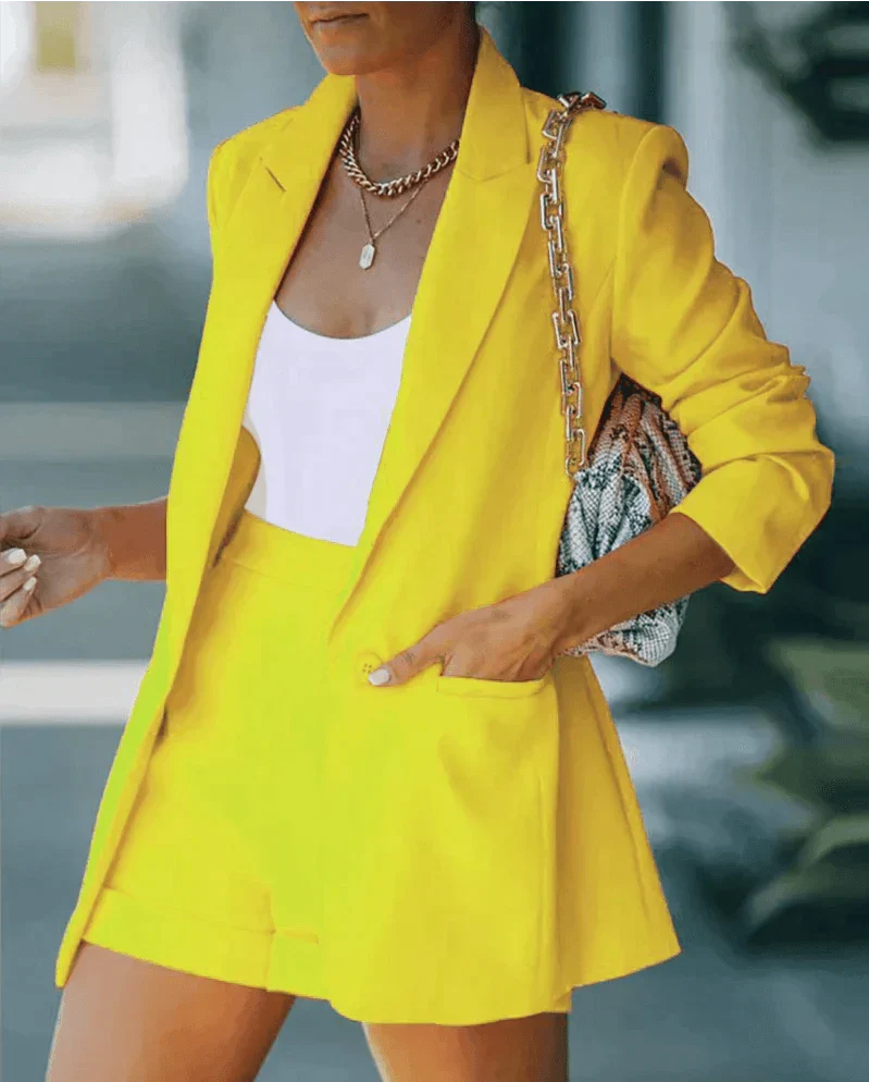 Stilvolles Set Bestehend Aus Edlem Blazer Und Lässigen Shorts
