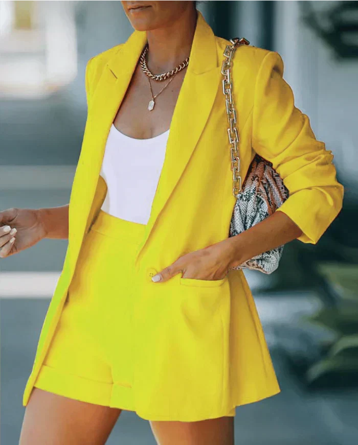 Schickes Blazer und Shorts-Set