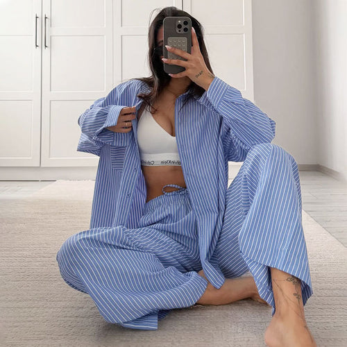 Damen gemütliches und stilvolles Pyjama-Set mit gestreiftem Design