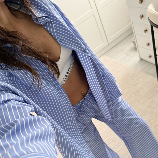 Damen gemütliches und stilvolles Pyjama-Set mit gestreiftem Design