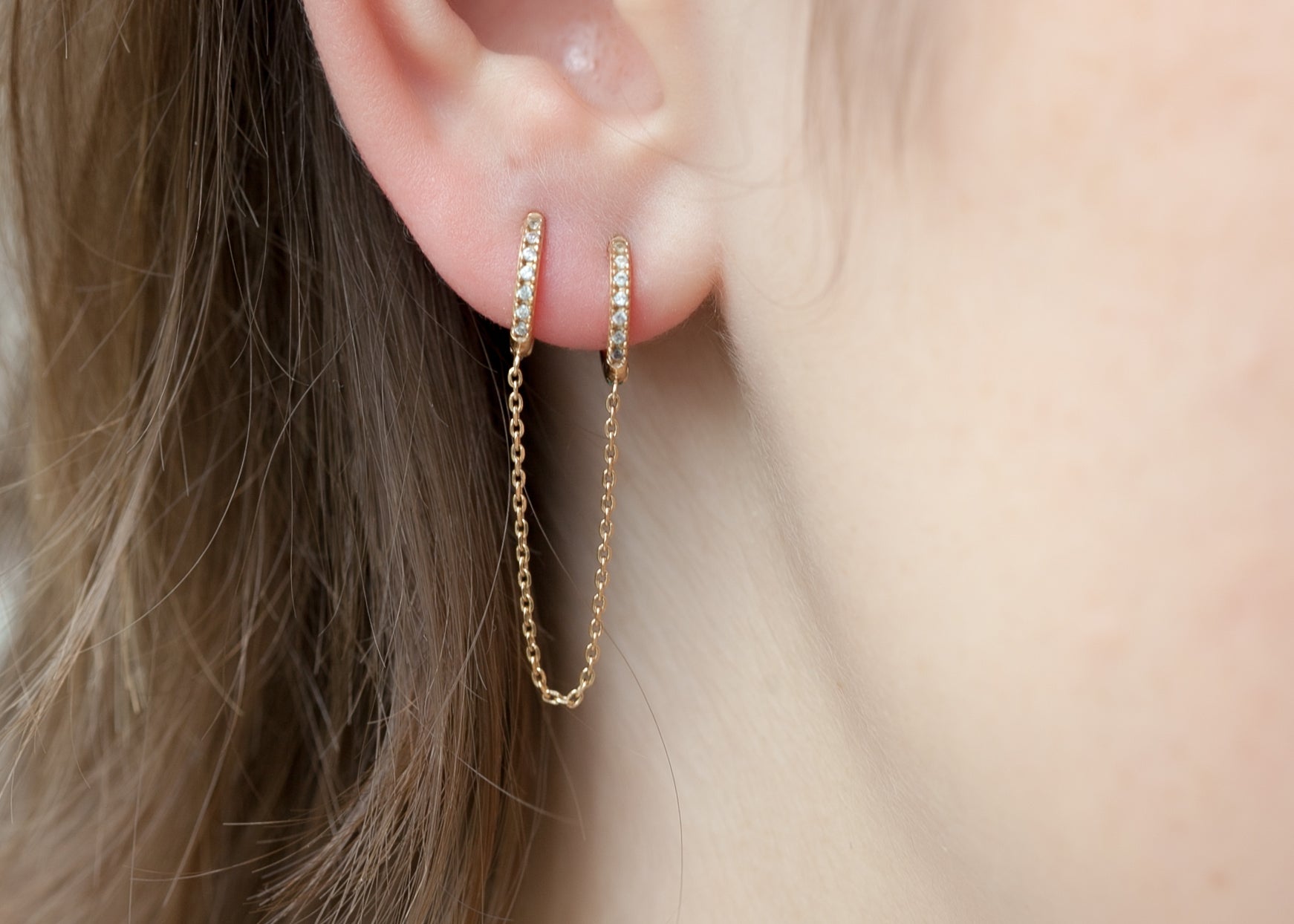 Doppelte Creolen mit Kette und Zirkonia -16K Vergoldet | Shop Nory