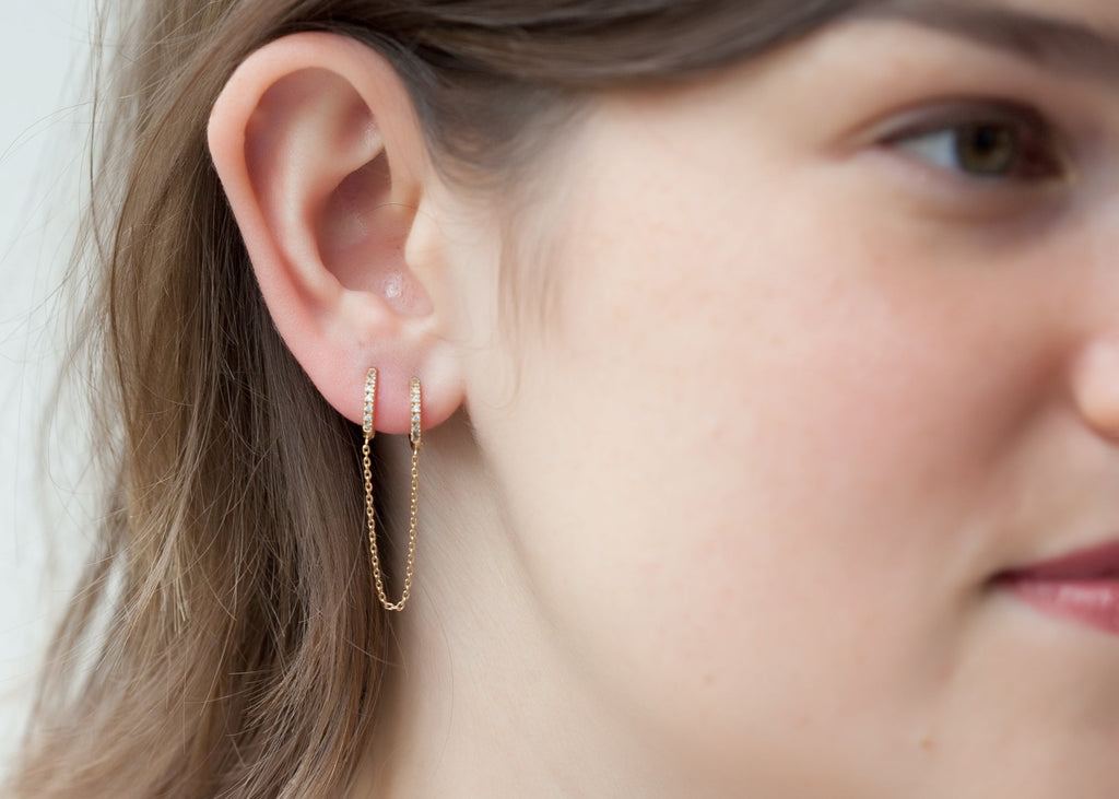 Doppelte Creolen mit Kette und Zirkonia -16K Vergoldet | Shop Nory