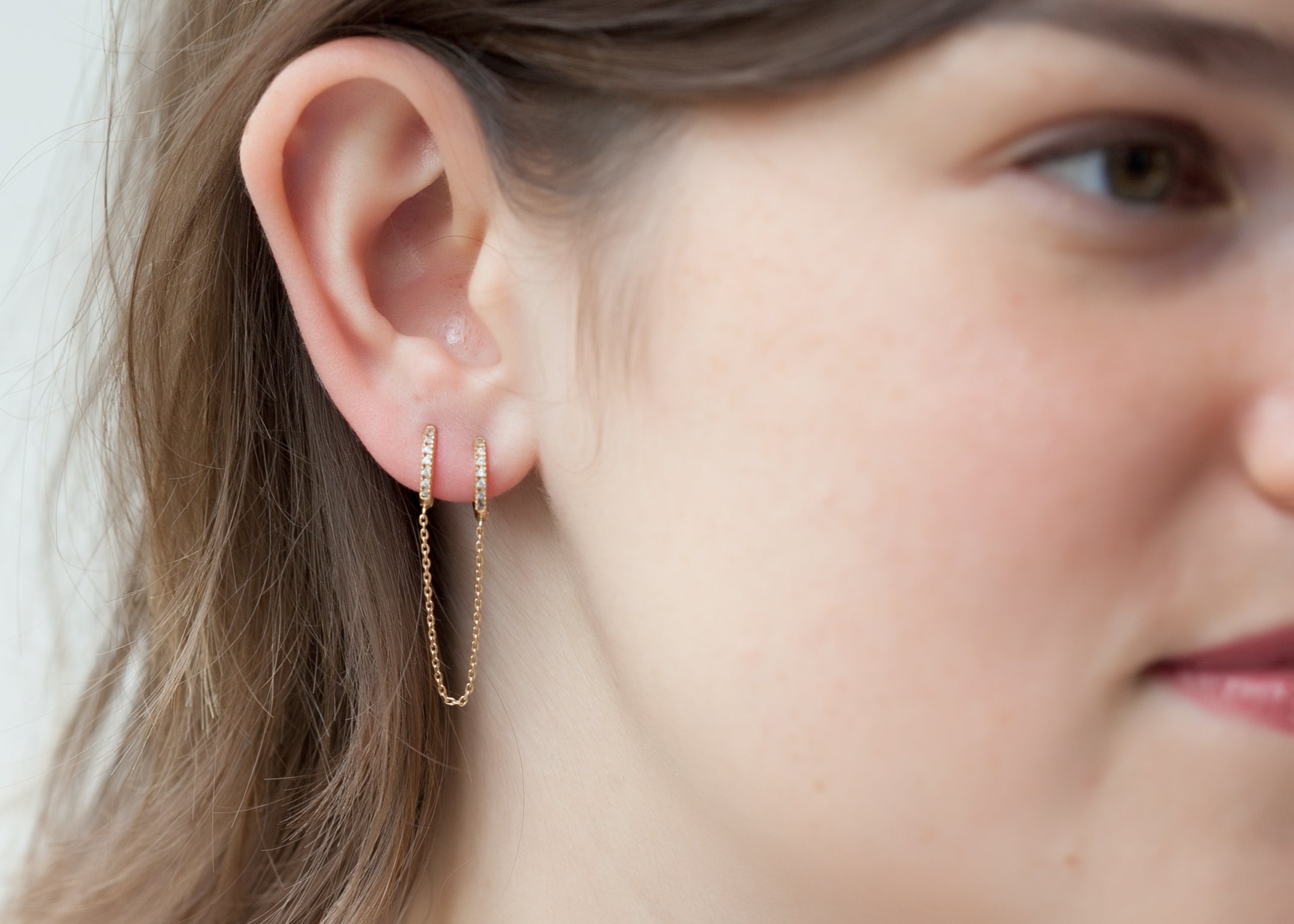 Doppelte Creolen mit Kette und Zirkonia -16K Vergoldet | Shop Nory