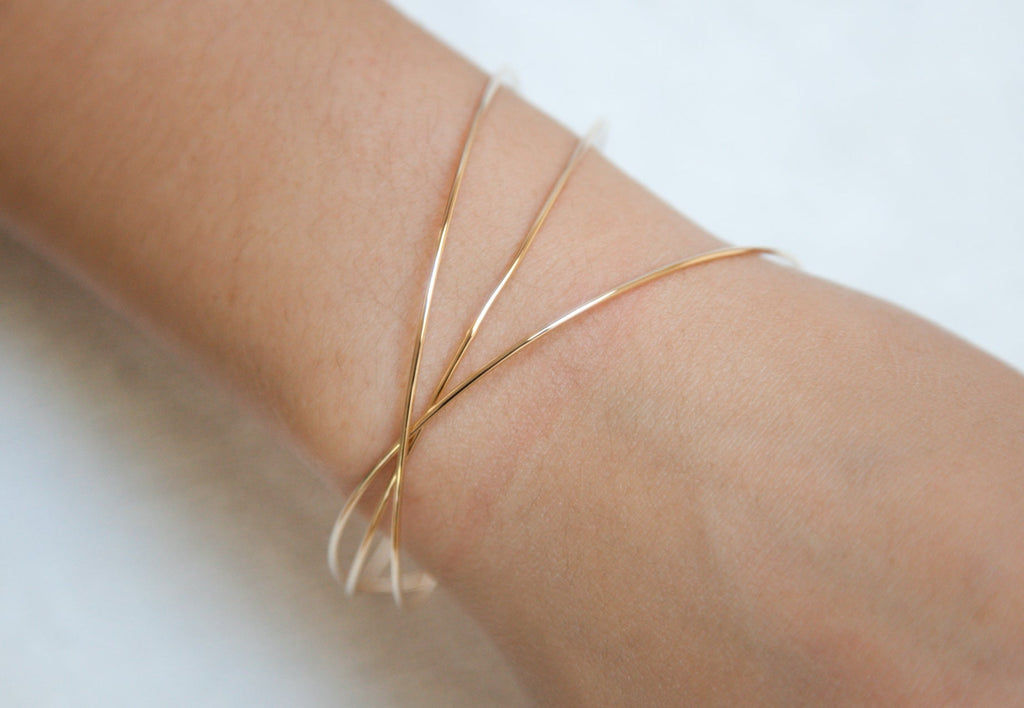 Drei ineinandergreifende vergoldete Armreifen – Eleganz im minimalistischen Design | Shop Nory