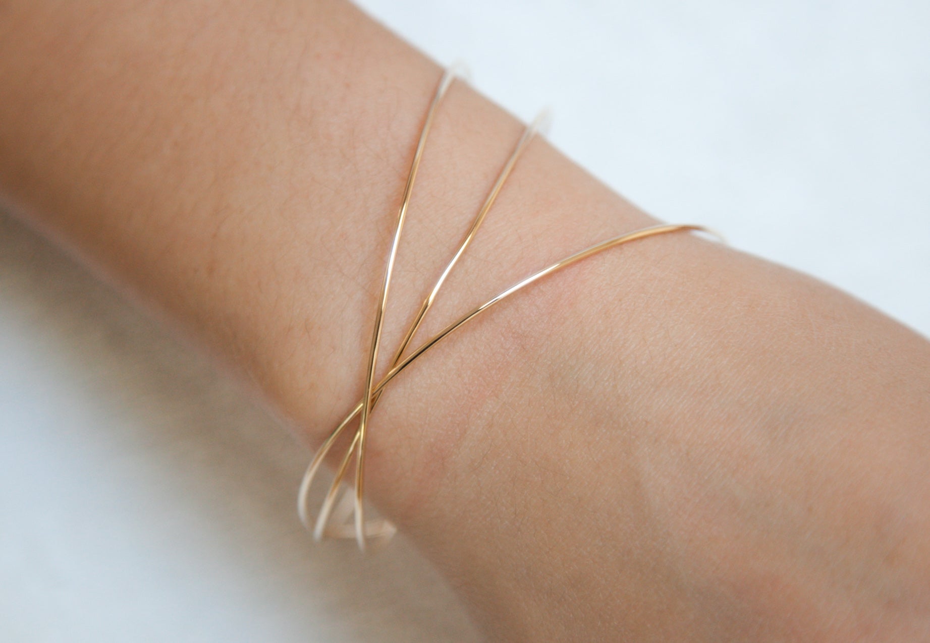 Drei ineinandergreifende vergoldete Armreifen – Eleganz im minimalistischen Design | Shop Nory
