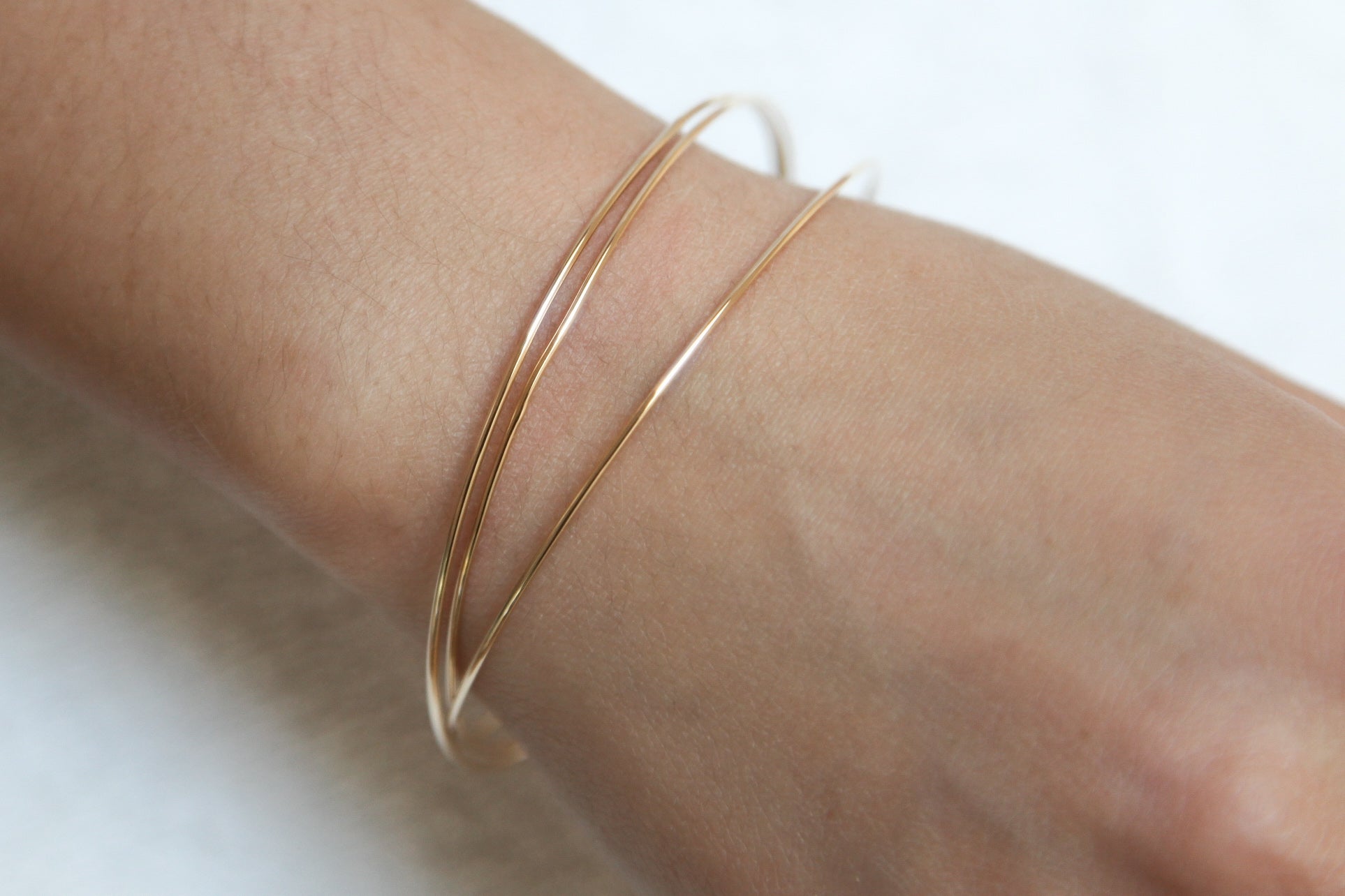Drei ineinandergreifende vergoldete Armreifen – Eleganz im minimalistischen Design | Shop Nory