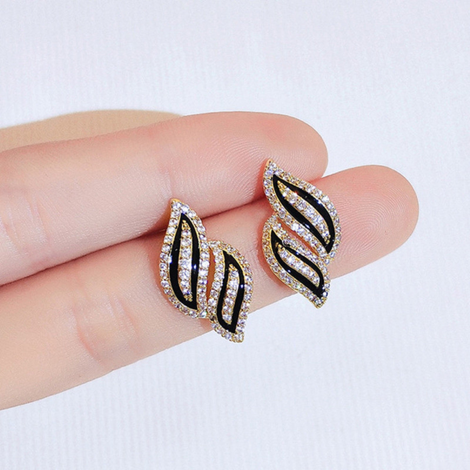 Damen Voll Kristall Strass Schwarz Emaille Doppelte Blätter Stecker Ohrringe | Shop Nory
