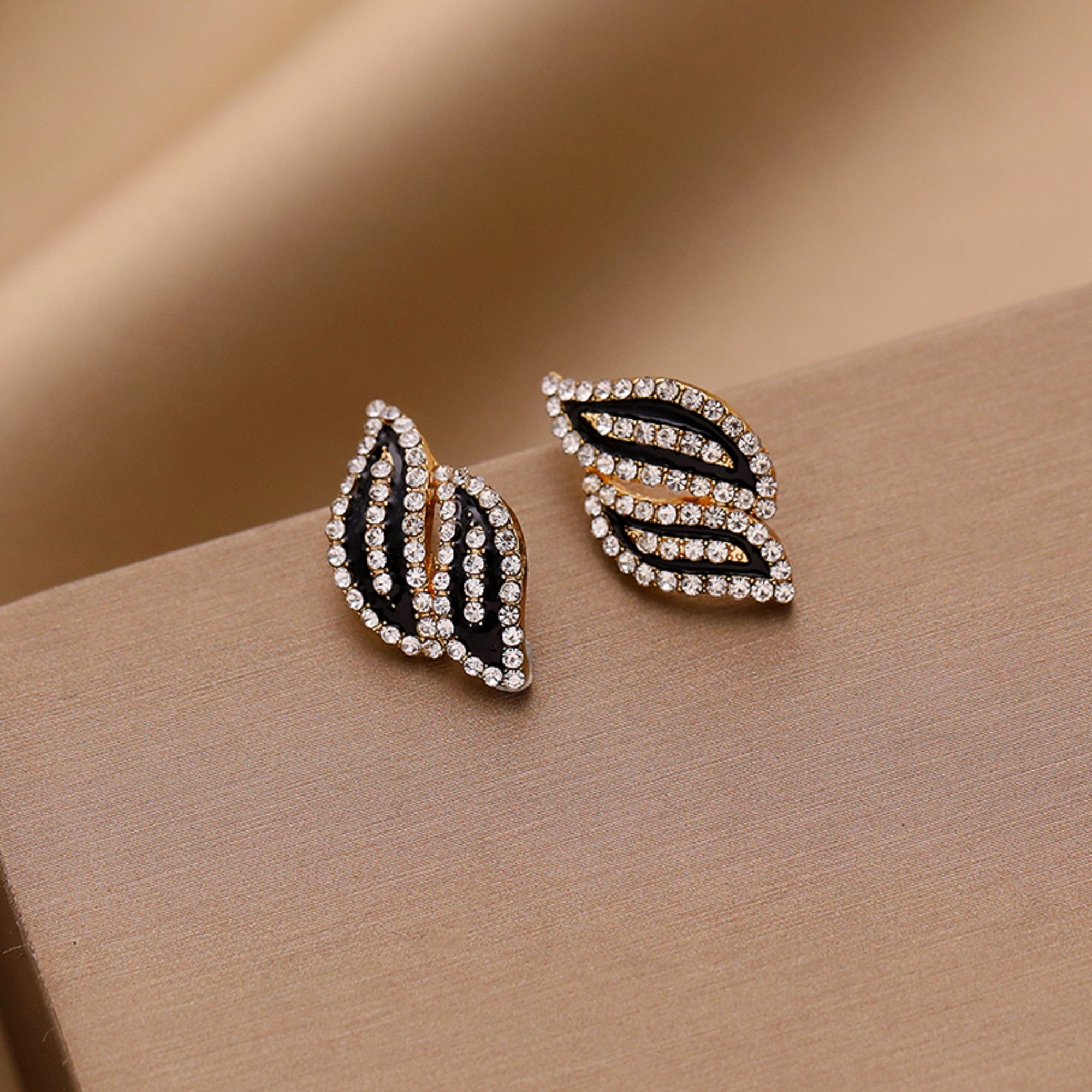 Damen Voll Kristall Strass Schwarz Emaille Doppelte Blätter Stecker Ohrringe | Shop Nory