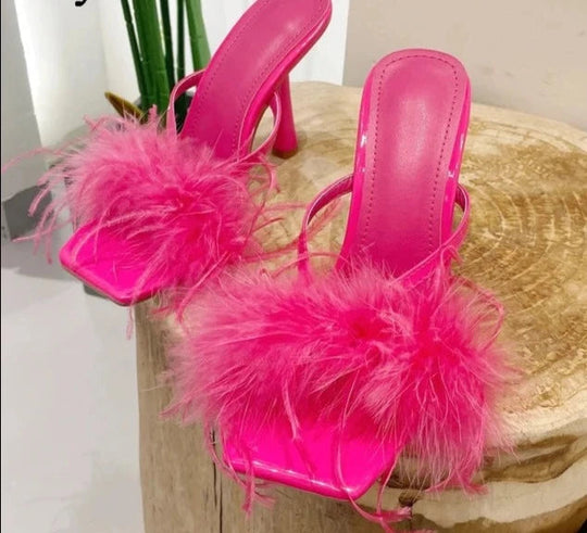 Zarte High Heels mit Federverzierung
