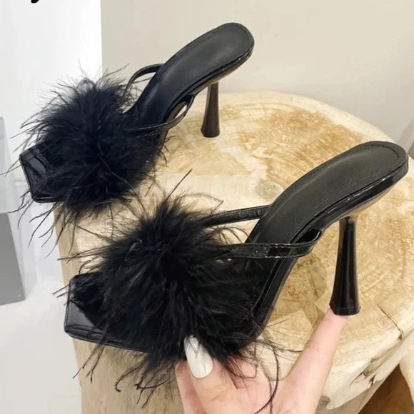 Zarte High Heels mit Federverzierung