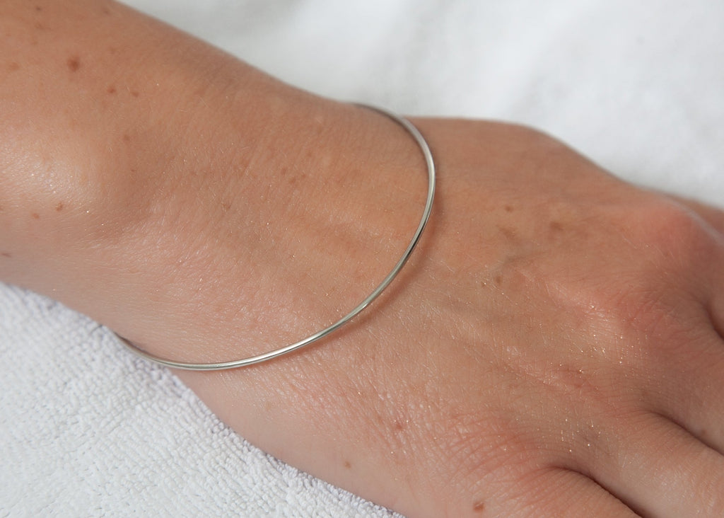 Einfacher, feiner und leichter Silber-Armreif – Minimalistische Eleganz für jeden Anlass | Shop Nory