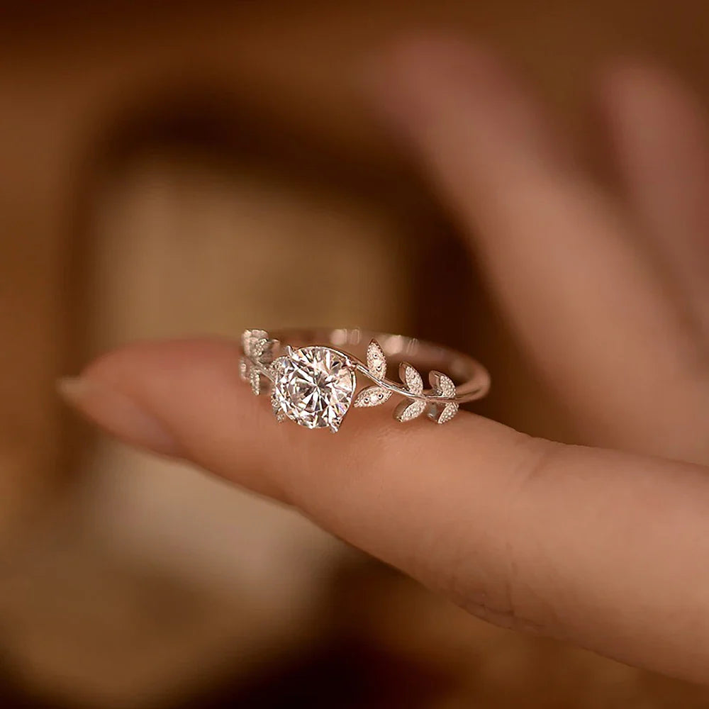 Exquisite 1CT Blatt Moissanit Verlobungsring aus Sterlingsilber | Shop Nory
